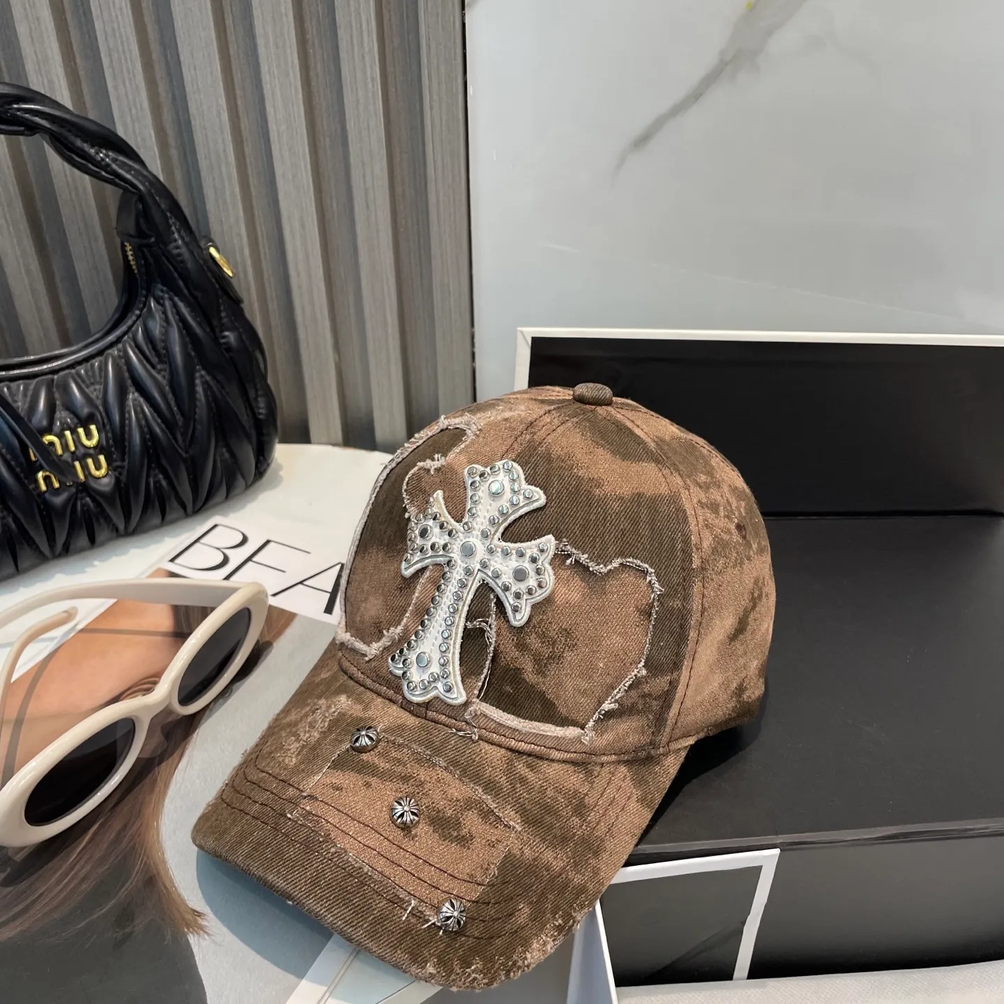 P76 Crow Heart 🆕🆕25 new baseball cap, stylish and classic cross logo, casual with a cool feeling, unisex style, same style for men and women! Very easy to match! Head circumference: 56-58cm is available